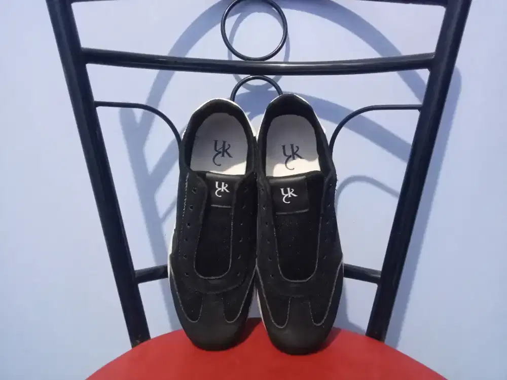 Yongki Komaladi (YK) Sepatu Slip-On Sneakers Wanita Hitam Suede Casual