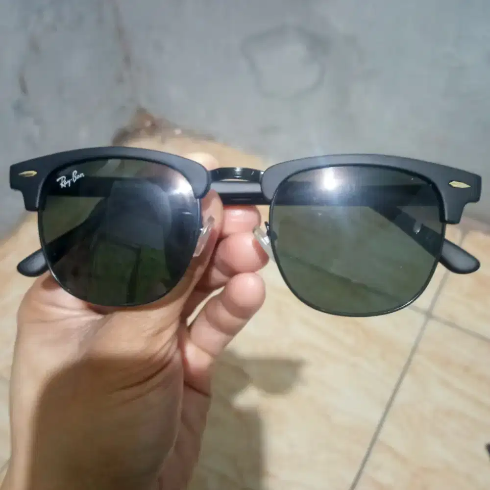 Kacamata hitam Ray-Ban Clubmaster Classic