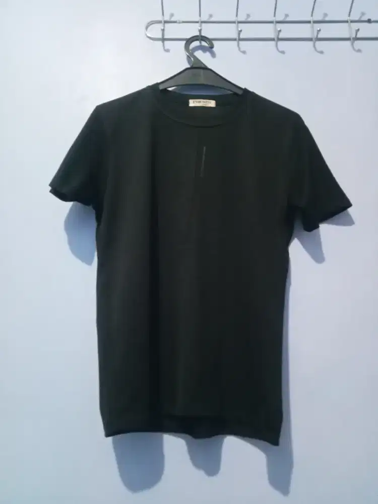 Exquisite Made in Korea T-Shirt Hitam Minimalis