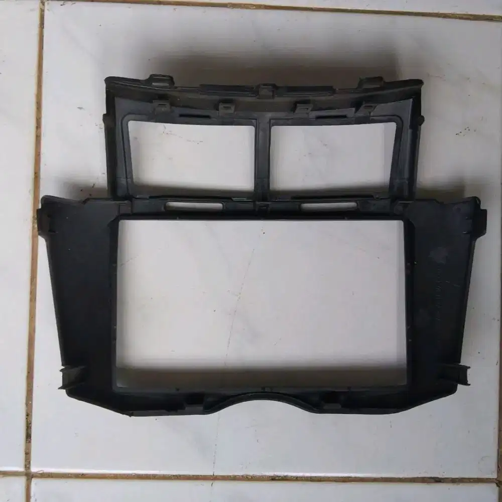 Frame head unit audio Yaris S limited 2010