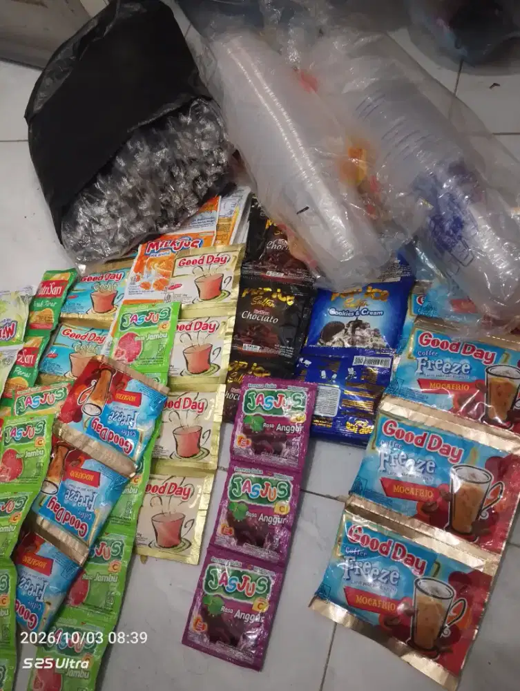 Di jual minuman sasetan, dan sedotan, juga gelas plastik