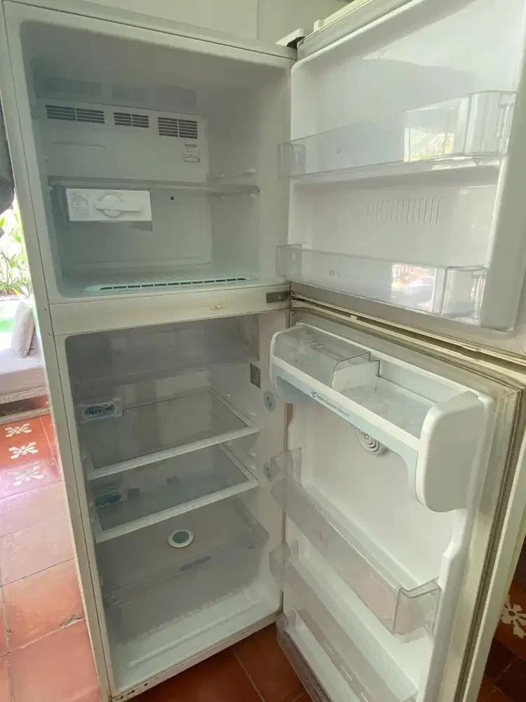 Di jual kulkas LG Besar 2 pintu , lokasi kerobokan