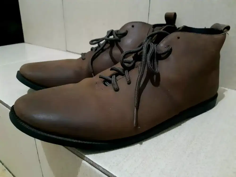 Sepatu kulit asli