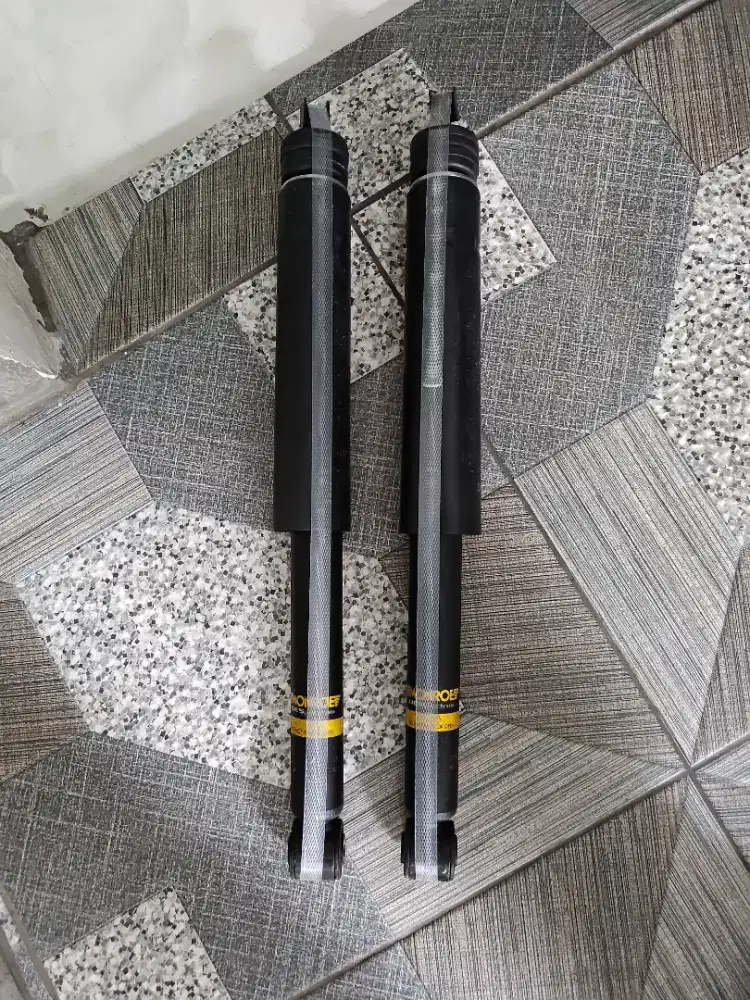 Shock breaker Monroe belakang brio (copotan) pemakaian pribadi