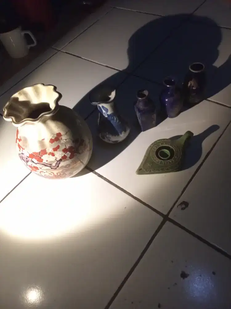 Guci keramik hiasan meja.