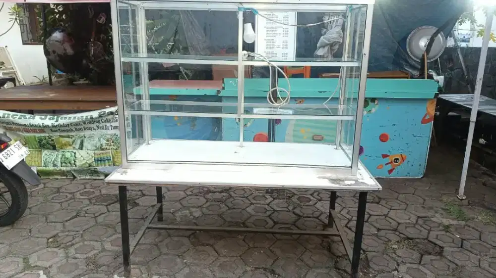 Etalase Kaca Ukuran 1,3 Meter + Meja