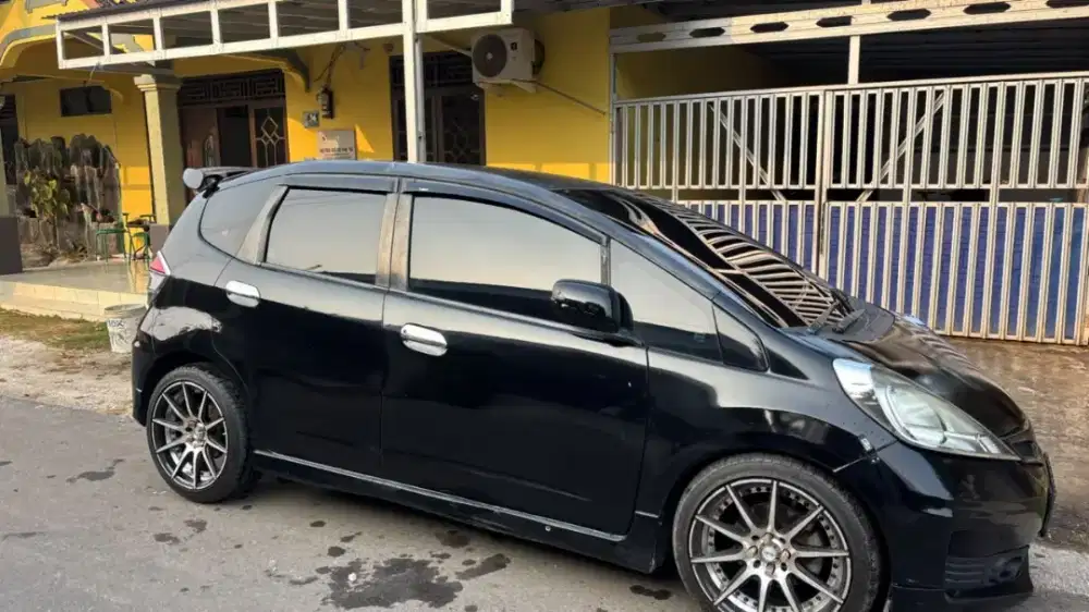 Mobil Honda Jazz Hitam Tahun 2013