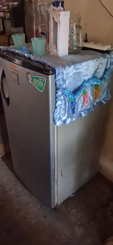 Di jual kulkas polytron
