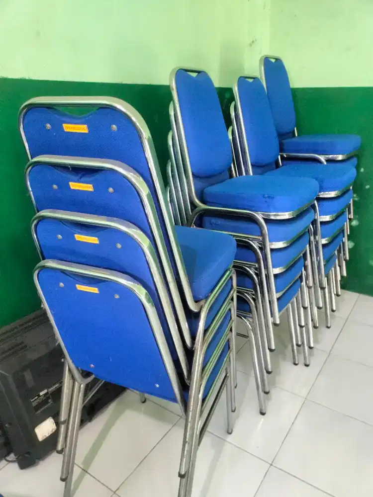 Kursi susun futura untuk pesta kantor tunggu, bekas, bagus siap pakai