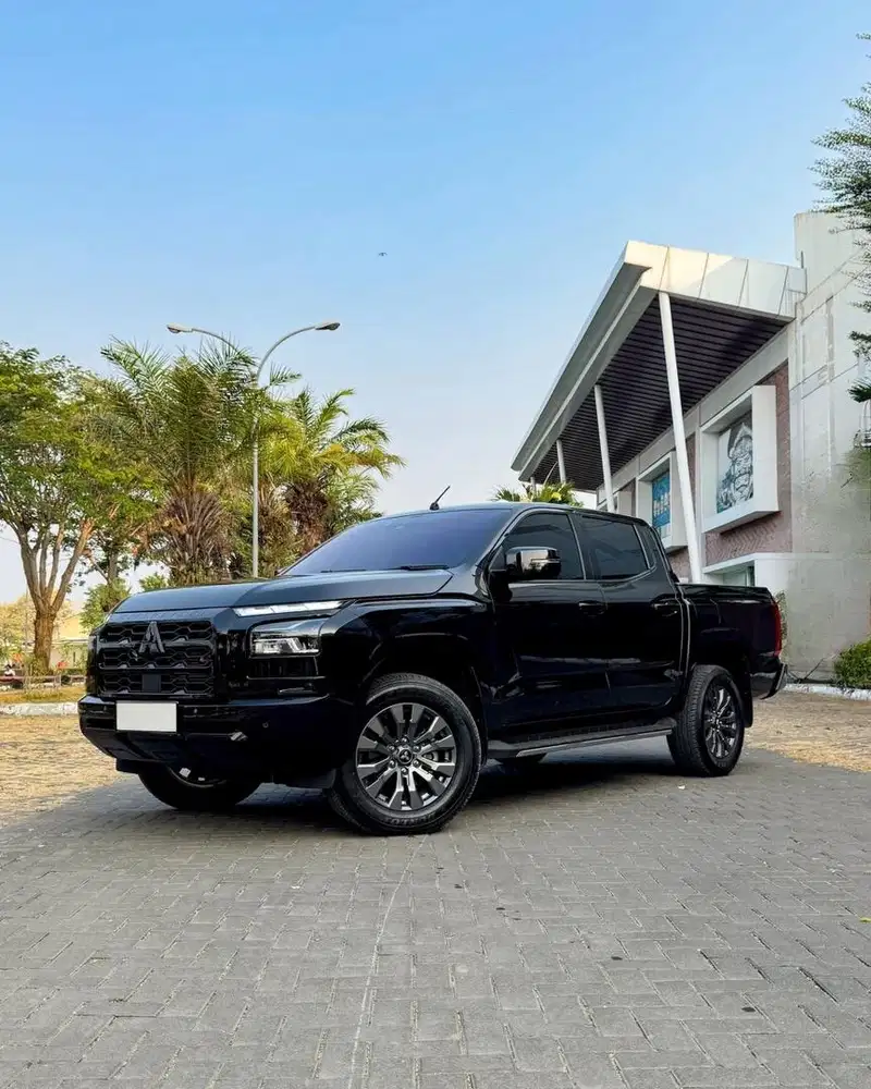 Mitsubishi Triton DC 4X4 Ultimate AT 2025 HITAM