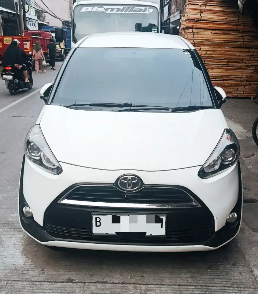 Toyota Sienta V matic tahun 2018