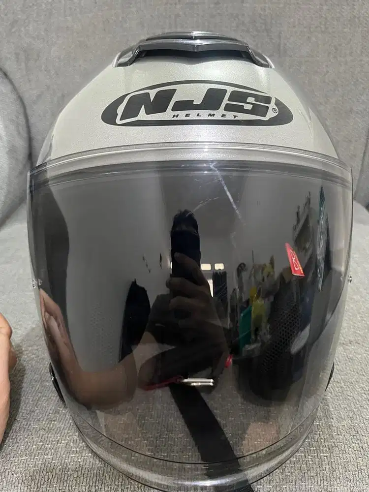 Helm NJS Kairoz V1 warna: Silver Steel