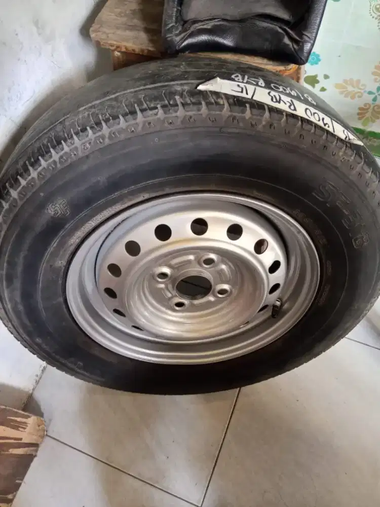 Di jual Velek + ban copotan Mobil SIGRA type D Ring 13