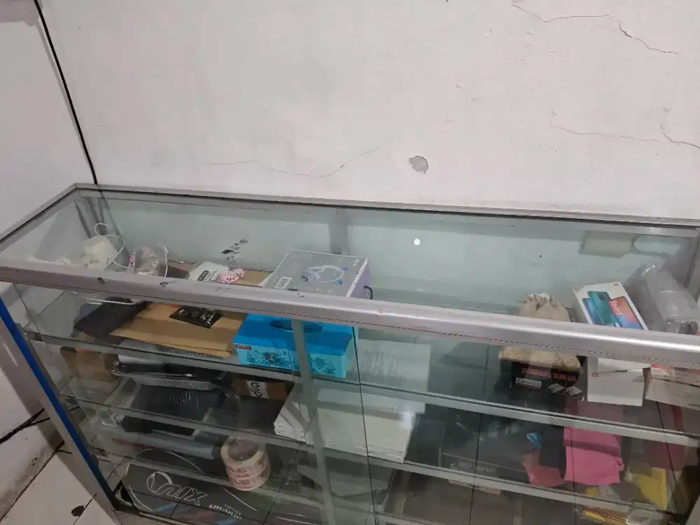 Etalase kaca kondisi bagus