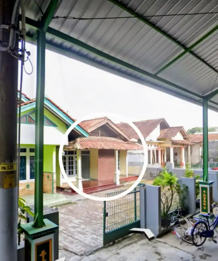 Disewakan sebuah Rumah depan jalan utama desa,depan Masjid luas