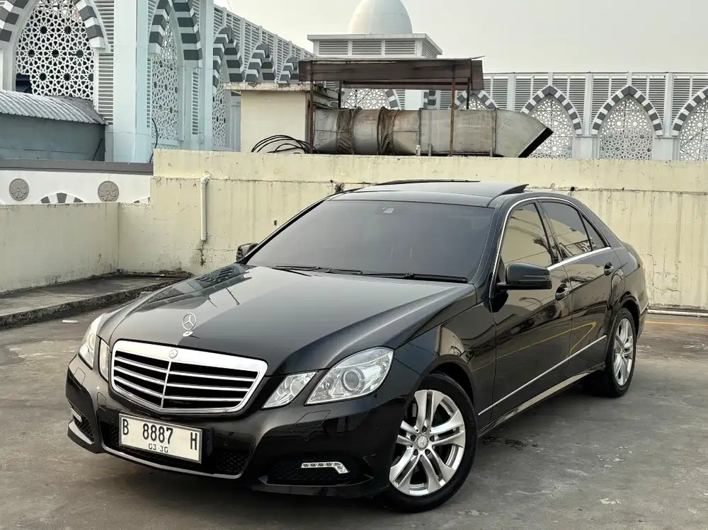 (LOW KM) Mercedes Benz E300 Panoramic Avantgarde W212 Hitam