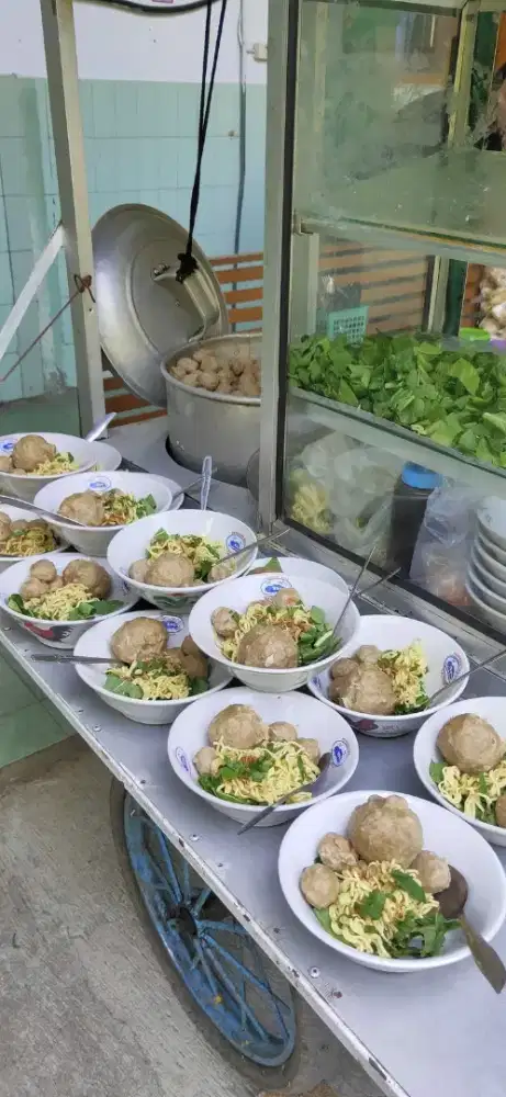 lowongan kerja wanita/dibutuhkan tenaga kerja/f&b/waiter/penjaga toko