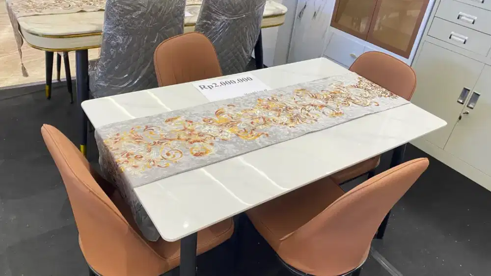 Meja makan baru dengan desain simpel tapi mewah
