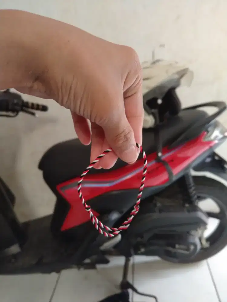 Gelang kaen warna hitam putih merah