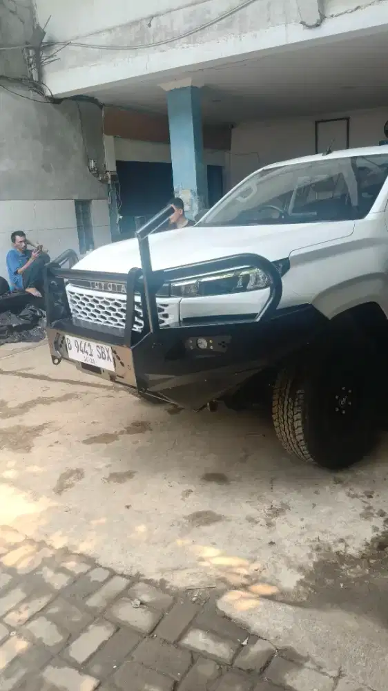 Bemper depan mobil hilux travo