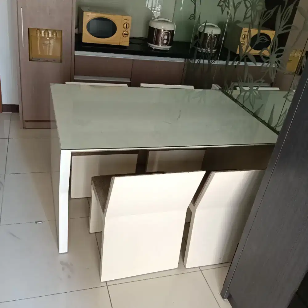 Meja Makan Estetik