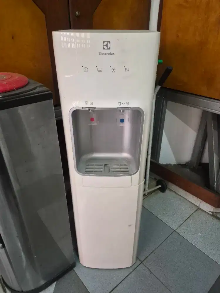 Dispenser ELECTROLUX galon bawah