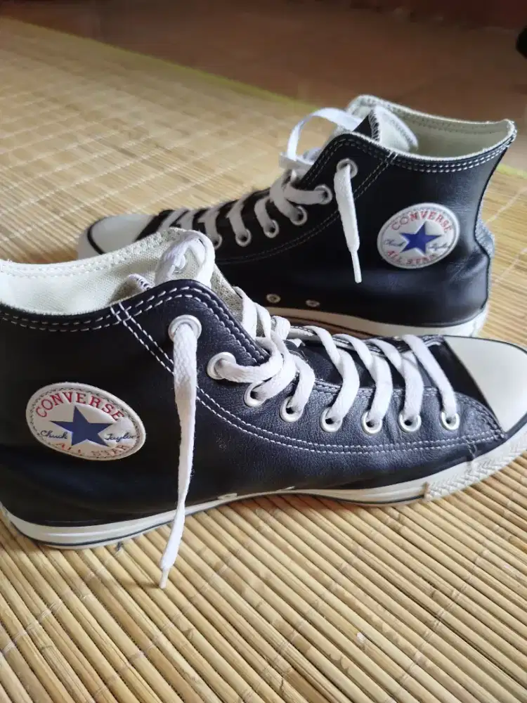 Sepatu converse chuck taylor allstar high leather black white size 43