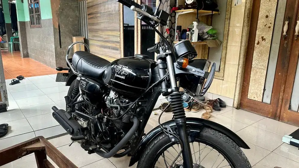 DIJUAL: Kawasaki W175 Hitam Tahun 2023 - Mulus Terawat, Siap Pakai!