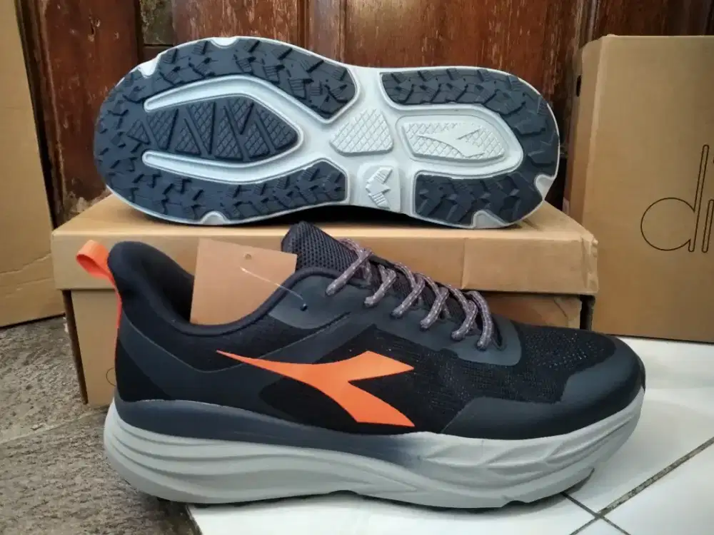 Sepatu hitam diadora run size 43 murah