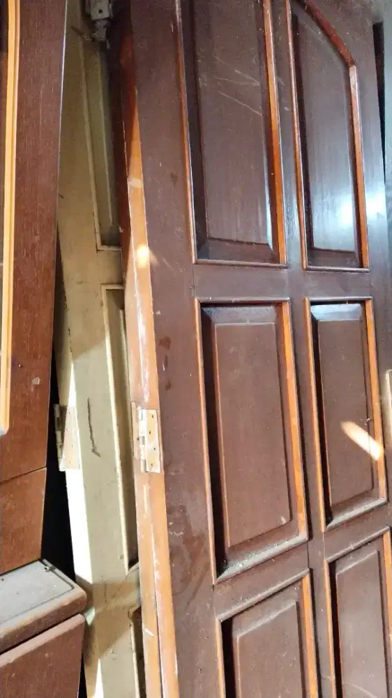 Pintu panel kayu kamper