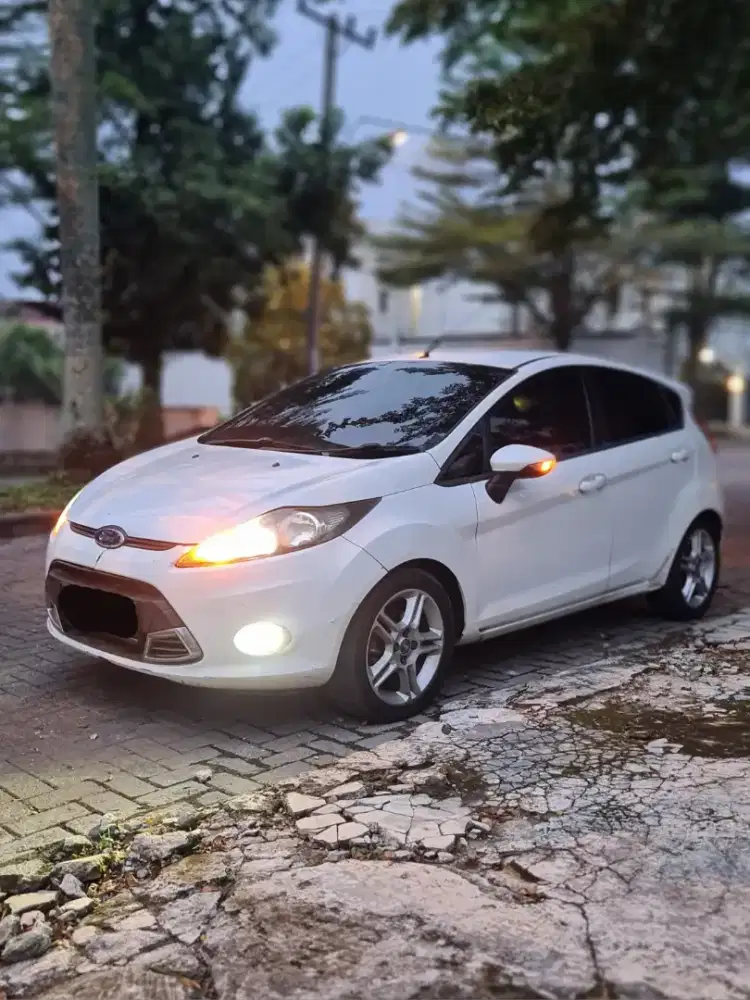 MURAH Ford Fiesta 1.6 S A/T Putih