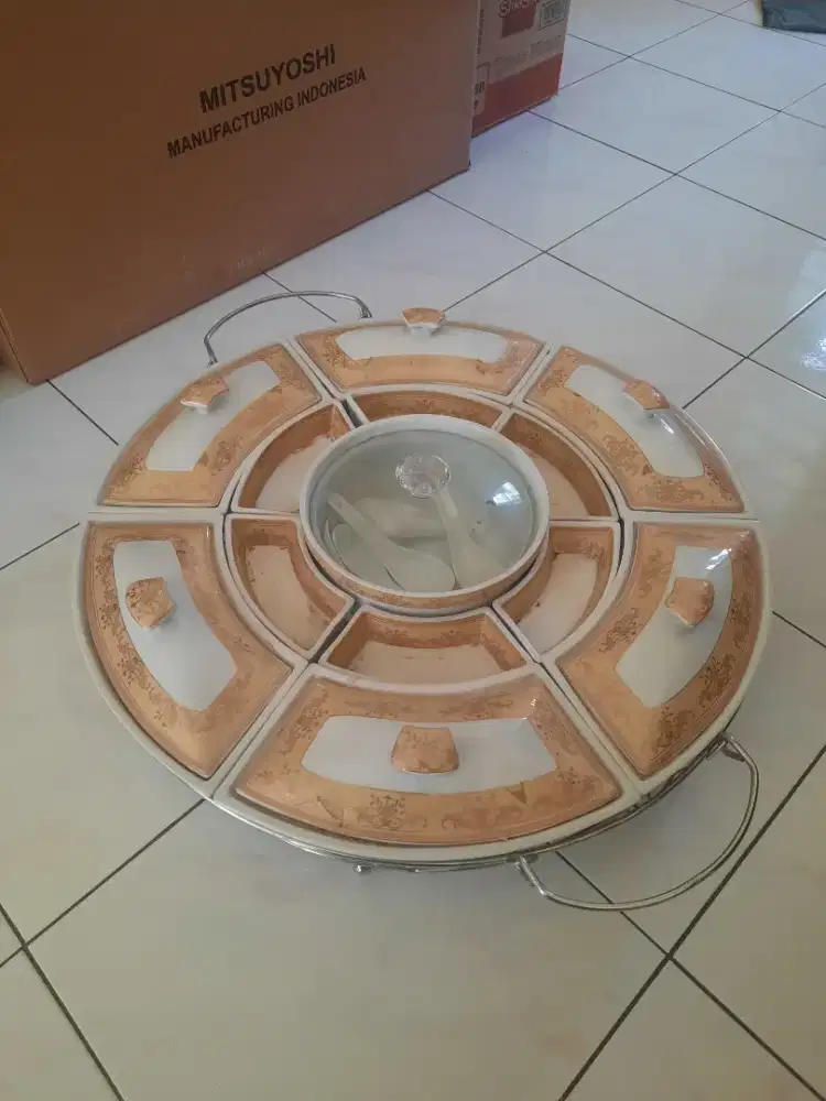 Wadah saji keramik putar