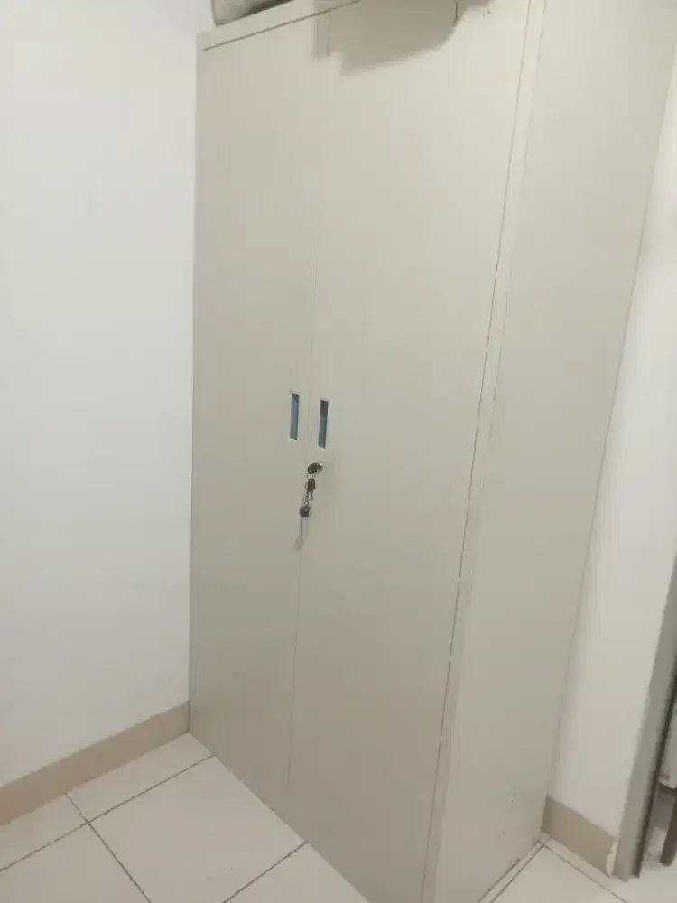 Lemari Pakaian dari metal 2 Pintu Merk Informa