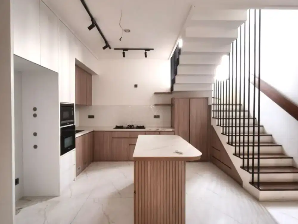 Rumah 3,5 Lantai Semi Furnished di Cluster Yarra JGC Cakung, 4+1 KT, LT 120m², 90 Juta/Tahun