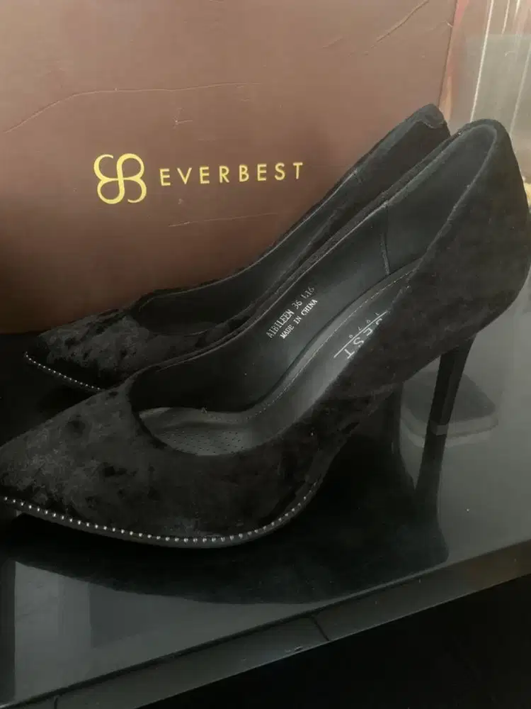 Preloved sepatu high heels Everbest warna hitam.