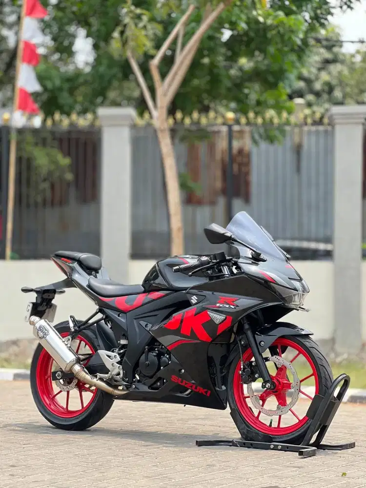 SUZUKI GSX 150R KEYLESS 2018 HITAM KM RENDAH PAJAK PANJANG SIAP HARIAN