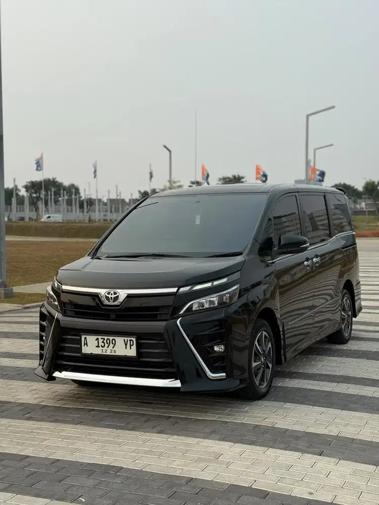 TOYOTA VOXY MATIC AT HITAM 2018 SUN ROOF KM LOW GANJIL