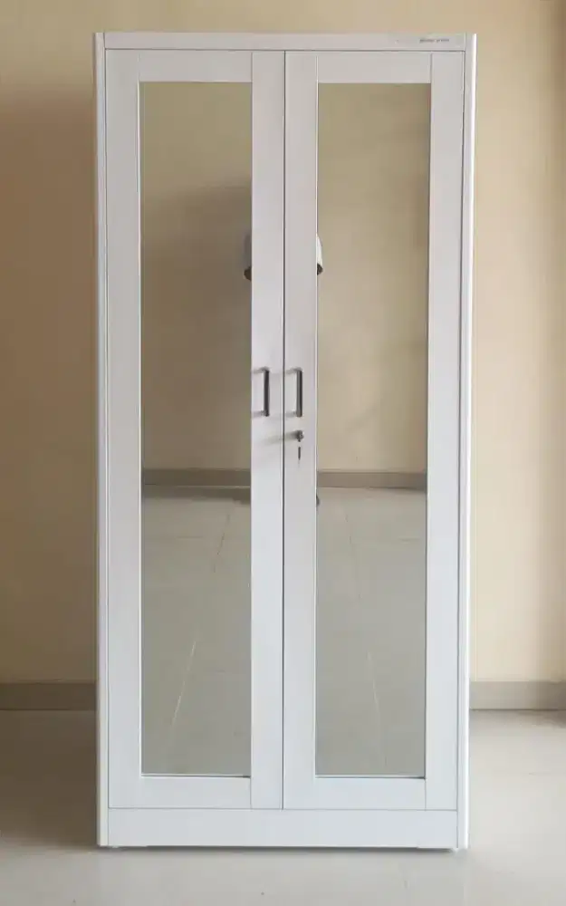 Lemari besi pintu swing