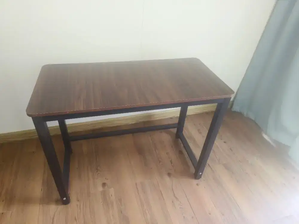 Meja kerja kayu