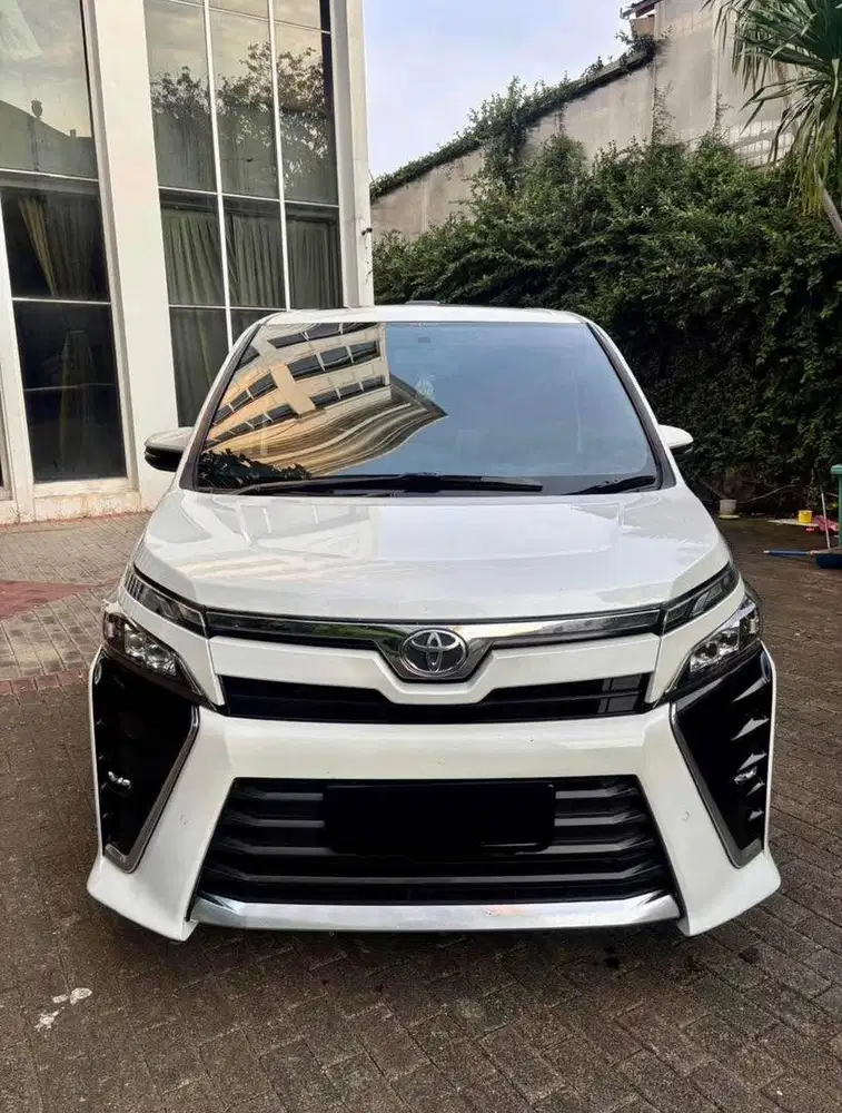 Toyota Voxy  (KM 40RB)