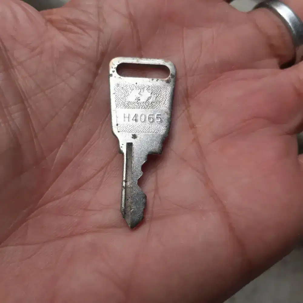 kunci kontak vintage Honda (seri H) NOS