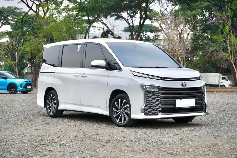 FACELIFT ! Toyota Voxy 2.0 MPV R90 2022