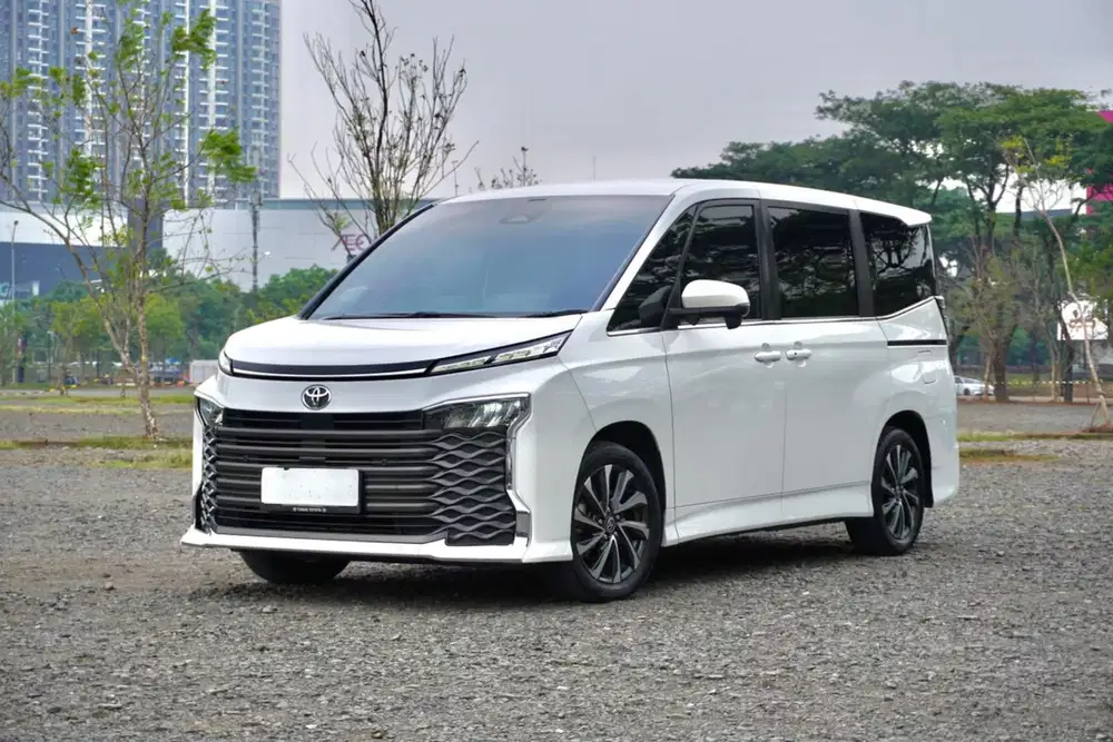 HOT ITEMS ! TOYOTA VOXY 2.0 R90 CBU 2022