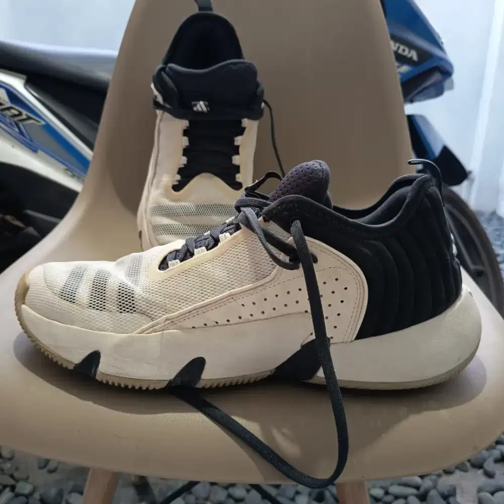 Sepatu Basket TRAE UNLIMITED Adidas Cloud White