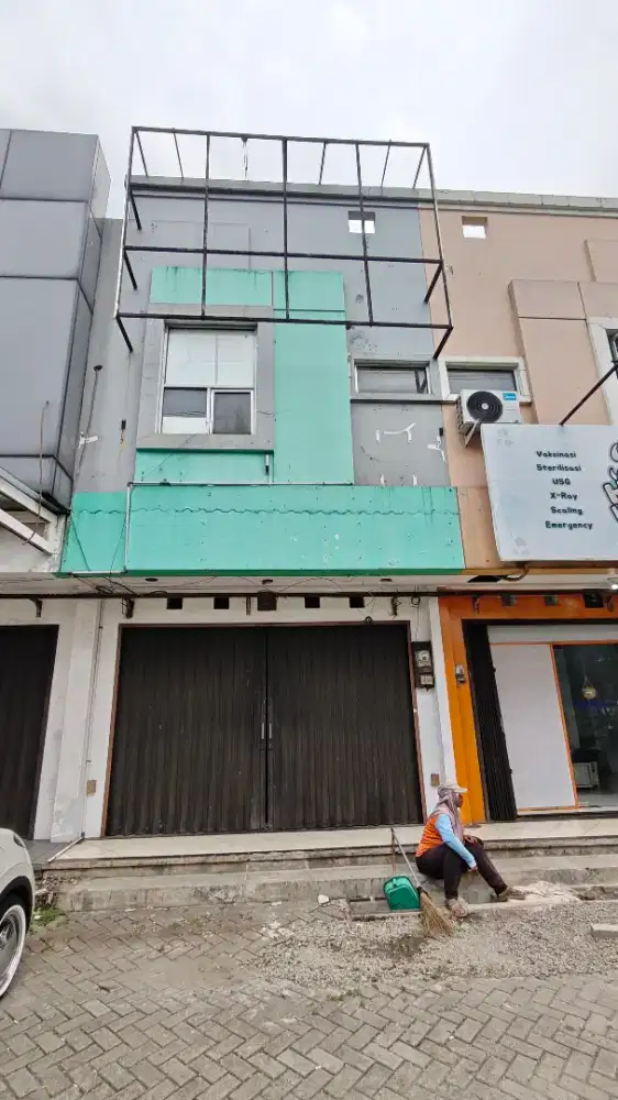 Disewakan ruko strategis hadap jalan di palem semi Tangerang Karawaci