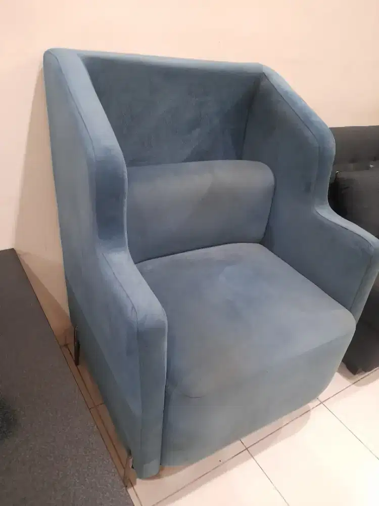 Sofa warna biru minimalis