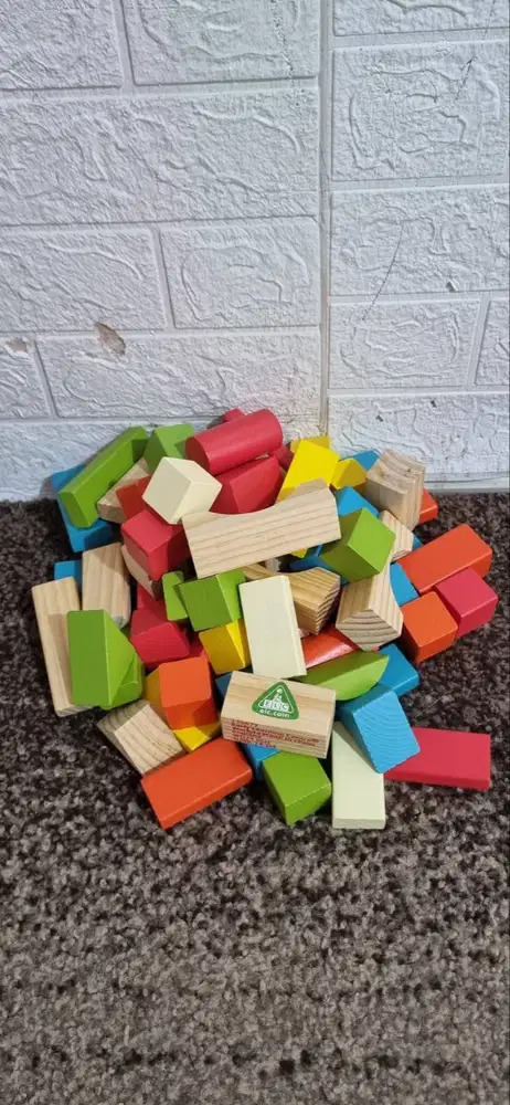 Elc wooden bricks block mainan kayu like new (yg ada coretan dikithany