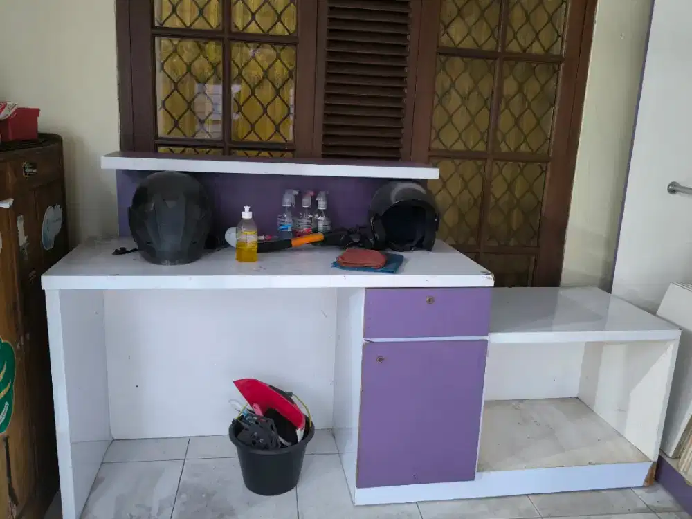Jual meja kasir , lemari gantung, rak ex laundry kondisi baik.
