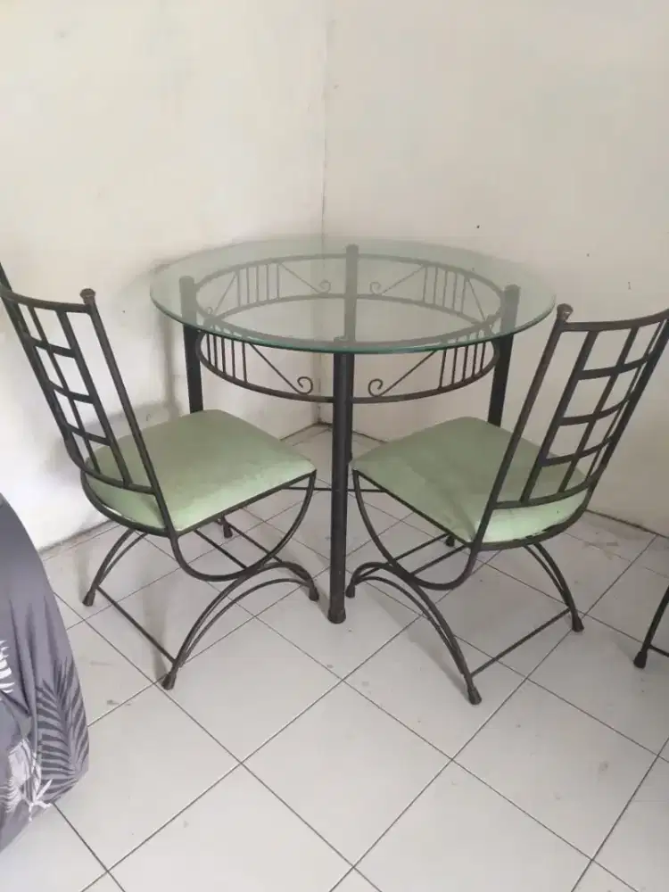 Meja makan 4 kursi