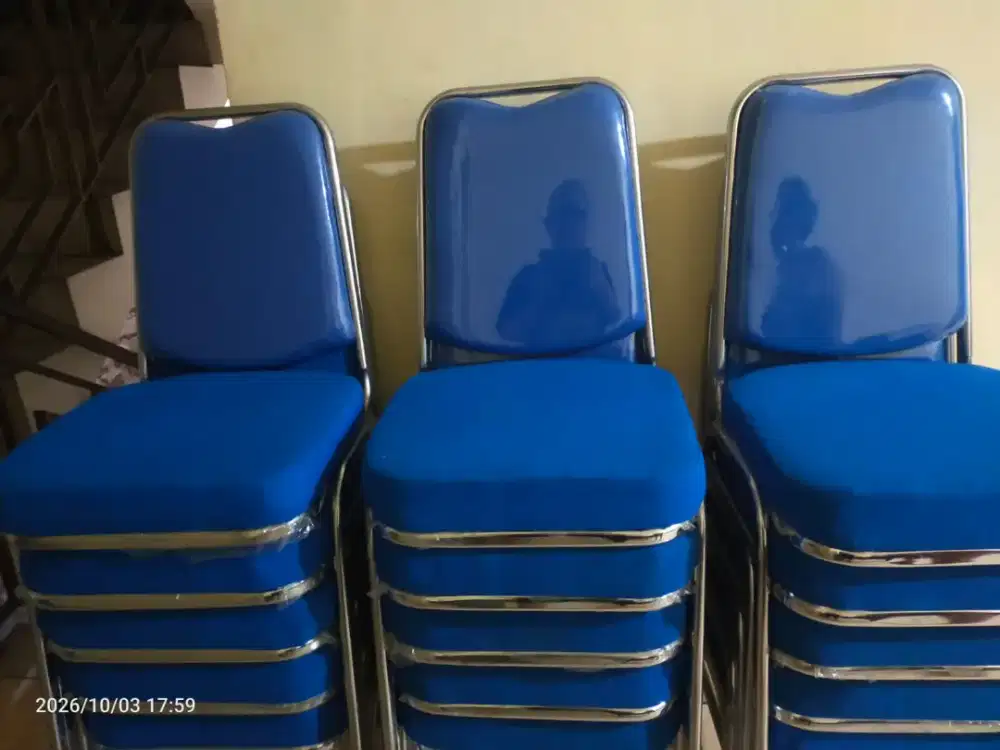 Jual cepat Kursi Meeting Besi Susun